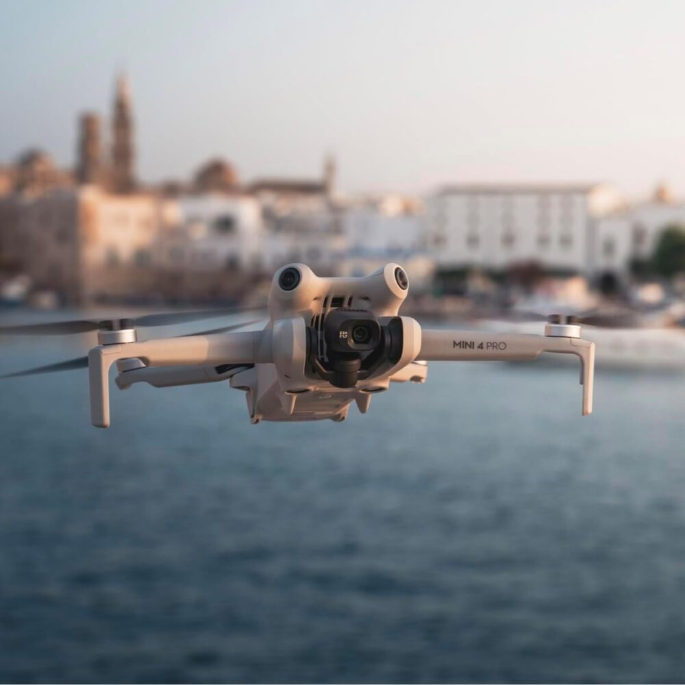 Drone pliable DJI Mini 4K Fly More Combo – Blanc – Autonomie 31 min – Portée +1000 m – Image 8